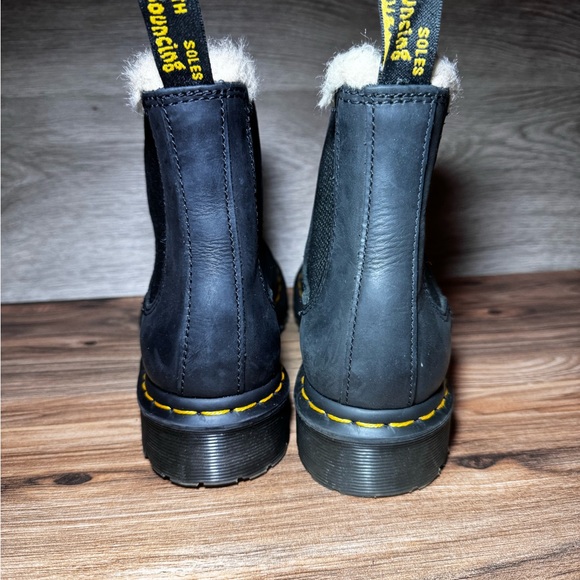 DR. MARTENS WOMEN'S LEONORE 2976  FAUX FUR LINED BLACK CHELSEA BOOTS SIZE: 7 - Picture 3 of 6